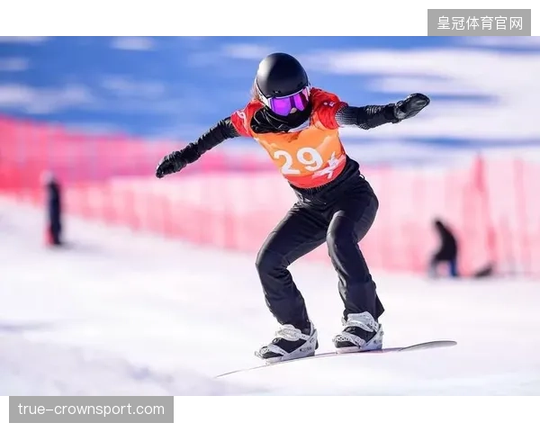 滑雪短距离对决极速精彩——体验极限速度的震撼瞬间