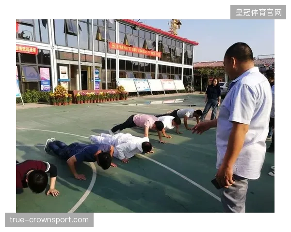 自由搏击选手比赛完直接原地做俯卧撑